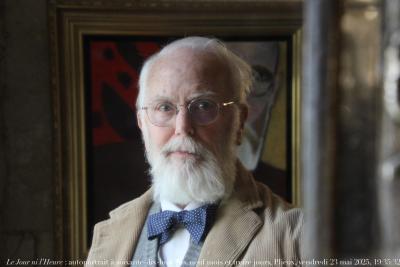 photographie “Le Jour ni l’Heure 4608 : autoportrait à soixante-dix-huit ans, neuf mois et treize jours, Plieux, miroir de la bibliothèque, vendredi 23 mai 2025, 19:35:32” par Renaud Camus — www.renaud-camus.net — autoportrait, miroir de la bibliothèque, Plieux