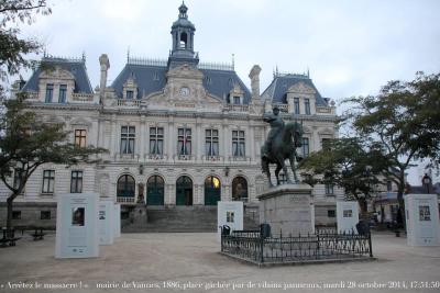 photographie “« Arrêtez le massacre ! » : mairie de Vannes, 1886, Armand Charrier, 1844-1918, statue d\'Arthur III de Bretagne, 1905, Arthur Le Duc, 1848-1918, paysage urbain gâché par de vilains panneaux “touristiques”, Morbihan, mardi 28 octobre 2014, 17:51:50” par Renaud Camus — www.renaud-camus.net — « Arrêtez le massacre ! », vandalisme, vandalism, massacre, signalisation, désignalisation, Vannes, hôtel de ville, mairie, Charrier, Charier, Armand Charrier, Richemont, Arthur III de Bretagne, comte de Richemont, duc de Bretagne