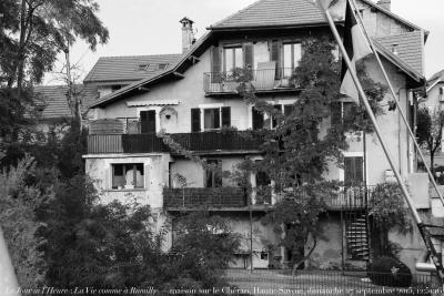 photographie “Le Jour ni l’Heure 1241 : La Vie comme à Rumilly — maison sur le Chéran, Haute-Savoie, dimanche 27 septembre 2015: 12:51:16” par Renaud Camus — www.renaud-camus.net — Rumilly, Chéran, Le Chéran, rivière, river, maison, pont, maison sur le Chéran, balcon, Haute-Savoie, Rhône-Alpes, 27 septembre 2015