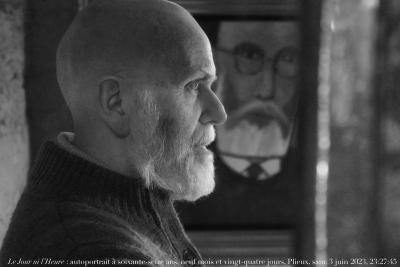 photographie “Le Jour ni l‘Heure 6786 : autoportrait à soixante-seize ans, neuf mois et vingt-quatre jours, Plieux, miroir de la bibliothèque, samedi 3 juin 2023, 23:27:45” par Renaud Camus — www.renaud-camus.net — autoportrait, selfportrait, autoritratto, selbstbildnis, Plieux, miroir de la bibliothèque
