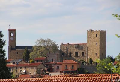 photographie “Le Jour ni l’Heure 5951 : église Saint-Saturnin et château, XIIe-XIXe s., de Vernet-les-Bains, Conflent, Pyrénées-Orientales, vendredi 10 mai 2024, 18:06:57” par Renaud Camus — www.renaud-camus.net — Vernet, Verner-les-Bains, église, Saint-Saturnin, château, Conflent, Pyrénées-Orientales, Roussillon