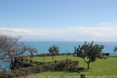 photographie “Le Jour ni l’Heue 4373 : En Campanie — terrasse à Ravello, Italie, jeudi 3 mars 2016, 14:05:10” par Renaud Camus — www.renaud-camus.net — Ravello, terrasse, jardin, promontoire, gazon, mer, golfe de Salerne, Campanie, Italie, Italia, Campania, côte amalfitaine