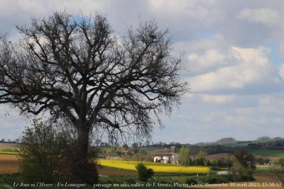 photographie “Le Jour ni l’Heure 5334 : En Lomagne — paysage avec un silo à grains, vallée de l’Arratz, Plieux, Gers, Gascogne, dimanche 16 avril 2023, 15:50:41” par Renaud Camus — www.renaud-camus.net — Lomagne, En Lomagne, Gers, Gascogne, Plieux, L, silo, paysage avec un silo à grains, La Rouquette, Arratz, vallée de l, Gramont