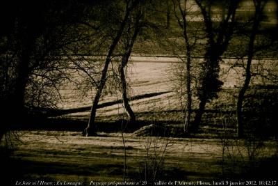 photographie “Le Jour ni l\'Heure 4018 : En Lomagne — Paysage pré-posthume n° 20 — vallée de l\'Auroue, Plieux, Gers, Gascogne, Midi-Pyrénées, France, lundi 9 janvier 2012, 16:42:17” par Renaud Camus — www.renaud-camus.net — paysage, landscape, valley, Gascony, arbres, trees, champs, fields, preposthumous