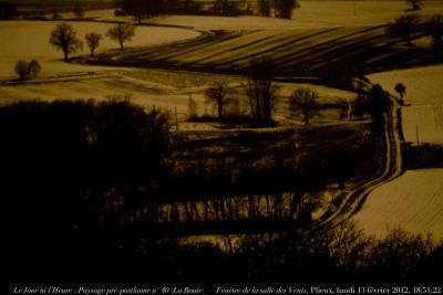 photographie “Le Jour ni l\'Heure 6517 : Paysage pré-posthume n° 40 (“La Route”) — En Lomagne — Fenêtre de la salle des Vents, Plieux, Gers, lundi 13 février 2012, 18:51:22” par Renaud Camus — www.renaud-camus.net — road, landscape, paesagio, hiver, inverno, Gascony