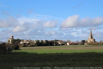 photographie “Le Jour ni l’Heure 2910 : En Lomagne — Le Village — Plieux, Gers, Gascogne, samedi 24 février 2024, 16:21:02” par Renaud Camus — www.renaud-camus.net — Plieux, village, château, église, Lomagne, En Lomagne, Gers, Gascogne, Gascony, champs