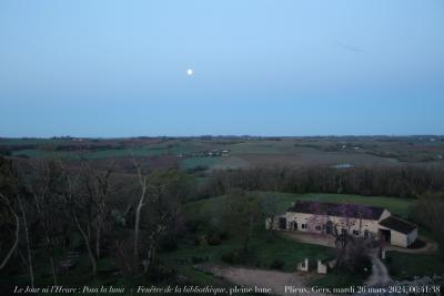 photographie “Le Jour ni l’Heure 3744 : Posa la luna — Fenêtre de la bibliothèque, pleine lune — Plieux, Gers, Gascogne, mardi 26 mars 2024, 06:41:38” par Renaud Camus — www.renaud-camus.net — Posa la luna, lune, pleine lune, Plieux, Gers, Gascogne, Lomagne, En Lomagne, La Garrière, Garrière, 26 mars 2024