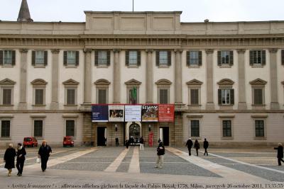 photographie “« Arrêtez le massacre ! » 7626 : affreuses banderoles gâchant la façade du Palais Royal, 1772-1778, par Giuseppe Piermarini, 1734-1808, Milan, Lombardie, Italie, mercredi 26 octobre 2011, 13:35:55” par Renaud Camus — www.renaud-camus.net — Stop landscape management disaster, vandalisme, vandalism, posters, facciata, Milano, Lombardia, Palazzo Reale, archittecture, architecture