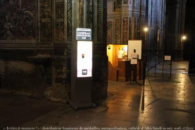 photographie “« Arrêtez le massacre ! » : distributeur de médailles, sursignalisation, cathédrale Sainte-Cécile d’Albi, lundi 10 octobre 1016, 17:51:12” par Renaud Camus — www.renaud-camus.net — Albi, cathédrale d’Albi, Saite-Cécile, Sainte-Cécile, signalisation, sursignalisation, désignalisation, distributeur, distributeur de médailles, vandalisme, vandalism, silence, silence visuel, Tarne, Tarn, Occitanie, 10 octobre 2016