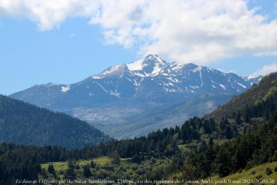 photographie “Le Jour ni l’Heure 5869 : le pic Saint-Barthélemy, ou montagne de Tabe, 2348 m., vu des environs de Comus, dans le pays de Sault, Aude, jeudi 9 mai 2024, 16:04:56” par Renaud Camus — www.renaud-camus.net — Saint-Barthélemy, pic de Saint-Barthélemy, montagne de Tabe, Tabor, Comus, Aude