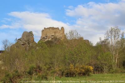 photographie “Le Jour ni l’Heure 5906 : château de Quérigut, ou du Donezan, XIIIe s., Ariège, jeudi 9 mai 2024, 19:31:04” par Renaud Camus — www.renaud-camus.net — Quérigut, Donezan, château de Quérigut, château du Donezan, Donézan, Ariège, château