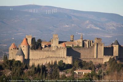 photographie “« Arrêtez le massacre ! »  0491 : paysage de la cité de Carcassonne ravagé par les éoliennes, Aude, samedi 20 février 2016, 17:16:10” par Renaud Camus — www.renaud-camus.net — « Arrêtez le massacre ! », vandalisme, vandalism, éoliennes, massacre, paysage, landscape, paysage massacré, Carcassonne, Aude, Cité de Carcassonne, 20 février 2016