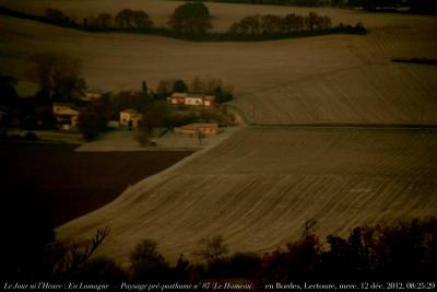 photographie “Le Jour ni l’Heure 7242 : En Lomagne — Paysage pré-posthume n° 87 (“Le Hameau”) — Fenêtre de la bibliothèque, Plieux, Gers, mercredi 12 décembre 2012, 08:25:29” par Renaud Camus — www.renaud-camus.net — landscape, Plieux, hamlet