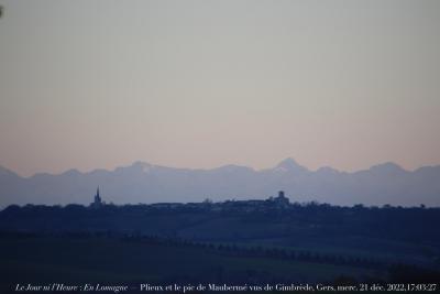 photographie “Le Jour ni l‘Heure 1733 : En Lomagne — Plieux et le pic de Maubermé vus de Gimbrède, Gers, Gascogne, mercredi 21 décembre 2022, 17:03:27” par Renaud Camus — www.renaud-camus.net — Plieux, Pyrénées, pic de Maubermé, château de Plieux