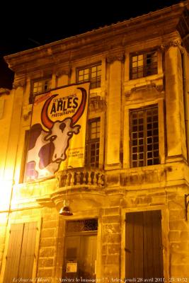 photographie “Le Jour ni l\'Heure 1651 : « Arrêtez le massacre ! » — magnifique hôtel d\'Arles, début du XVIIIe s., gâché pendant des mois par une affreuse affiche mal posée (mais serait-elle belle et bien posée ça n\'y changerait rien), jeudi 28 avril 2011, 23:30:52” par Renaud Camus — www.renaud-camus.net — Stop landscape management disaster, XVIII, XVIIIe s., Age of Reason, siècles des Lumières, architecture, vandalisme, vandalism, poster, Les Rencontres de la photographie, Les Rencontres  d'Arles, rencontres, Arles, photopgraphie, affiche