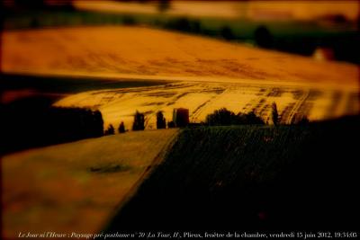 photographie “Le Jour ni l’Heure 3831 : En Lomagne — Paysage pré-posthume n° 70 (“La Tour, II”) — Fenêtre de la chambre — Plieux, Gers, Gascogne, vendredi 15 juin 2012, 19:34:05” par Renaud Camus — www.renaud-camus.net — landscape, pre-posthumous, tower, window, Gascony