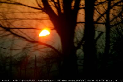 photographie “Le Jour ni l\'Heure 2470 : Voyage en Italie — La Place du mort — crépuscule émilien (environs de Reggio), vendredi 23 décembre 2011, 16:32:37” par Renaud Camus — www.renaud-camus.net — sunset, soleil, sunrise, crepusculo, arbres, trees, alberi, Piacenza, Plaisance