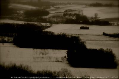 photographie “Le Jour ni l\'Heure 6533 : En Lomagne — Paysage pré-posthume n° 37 — Fenêtre de la salle des Vents : vue à l’ouest au crépuscule, paysage de neige avec Saint-Avit-Frandat, lundi 13 février 2012, 18:52:32” par Renaud Camus — www.renaud-camus.net — landscape, paysage, paesaggio, neige, neve, snow, Gascony, soir, crépuscule, crepusculo, village