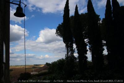 photographie “Le Jour ni l’Heure 5286 : En Lomagne : La Cloche — dans la cour, Plieux, Gers, Gascogne, lundi 22 avril 2024, 17:26:54” par Renaud Camus — www.renaud-camus.net — Lomagne, En Lomagne, Plieux, cloche, La Cloche, cour, château de Plieux, Gers, Gascogne