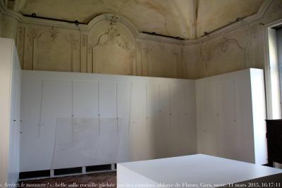 photographie “« Arrêtez le massacre ! » 1272 : magnifique salle rocaille, c. 1740, gâchée par d’affreuses cimaises, ababye de Flaran, Gers, Gascogne, Midi-Pyrénées, mercredi 11 mars 2015, 16:17:11” par Renaud Camus — www.renaud-camus.net — Flaran, abbaye de Flaran, Gers, Gascogne, Midi-Pyrénées, vandalisme, vandalism, salle capitulaire, 11 mars 2015, rocaille, Louis XV, baroque, gypserie, cimaises
