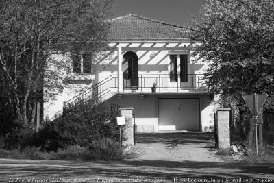 photographie “Le Jour ni l’Heure 4408 : En Lomagne — La Place du mort (D. 23) — Enquête sur la réalité des choses — Lectoure, Gers, Gascogne, lundi 20 avril 2015, 17:40:10” par Renaud Camus — www.renaud-camus.net — maison, house, D.23, Lectoure, Enquête sur la réalité des choses, réalité, réalité des choses, La place du mort, Lomagne, En Lomagne, Gers, Midi-Pyrénées, 20 avril 2015