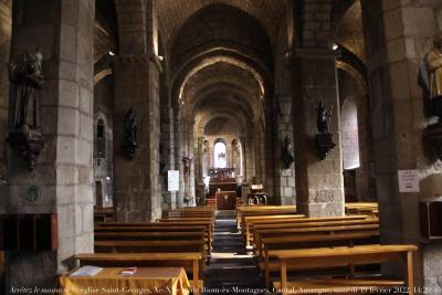 photographie “Arrêtez le massacre : église Saint-Georges, Xe-XVe, de Riom-ès-Montagnes, Cantal, Auvergne, samedi 19 février 2022, 14:29:46” par Renaud Camus — www.renaud-camus.net — église Saint-Georges, Riom-ès-Montagnes, Cantal, Auvergne, église catholique, Arrêtez le massacre, Xe-XVe, de Riom-ès-Montagnes, samedi 19 février 2022, 14:29:46, banc, bancs, panneau, nef