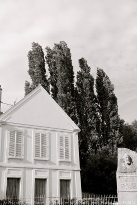 photographie “Le Jour ni l’Heure 8373 : Souvenir de Meaux — Seine-&-Marne, Île-de-France, jeudi 16 août 2012, 18:32:51” par Renaud Camus — www.renaud-camus.net — architecture, sculpture, Naoum Aronson, Henri Moissan, maison, house, fronton, Restauration, peupliers, poplars