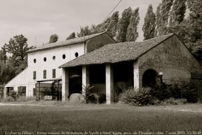 photographie “Le Jour ni l\'Heure 0638 : “Cavitella”, ferme voisine de la maison de Verdi à Sant\'Agata, commune de Villanova sull\'Arda, province de Plaisance, Émilie-Romagne, Italie, dimanche 7 août 2011, 15:36:40” par Renaud Camus — www.renaud-camus.net — architecture agricole, architecture, Pô, plaine du Pô, Po, Placenzia, Giuseppe Verdi, farm, fabrica