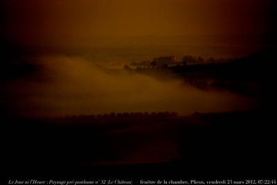 photographie “Le Jour ni l’Heure 8725 : En Lomagne — Paysage pré-posthume n° 52 (Le Château) — Fieux, c. 1860, commune de Miradoux — fenêtre de la chambre, Plieux, Gers, Gascogne, Midi-Pyrénées, France, vendredi 23 mars 2012, 07:22:44” par Renaud Camus — www.renaud-camus.net — aube, dawn, castle, burg, schloss, Fieux, Miradoux, Gers, Gascony, matin, window