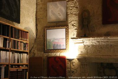 photographie “Le Jour ni l’Heure 4191 : Intérieur à Plieux — Souvenir de Montauban, bibliothèque, mardi 28 février 2023, 22:43:53” par Renaud Camus — www.renaud-camus.net — Montauban, Souvenir de Montauban, Plieux, bibliothèque, Gers, Gascogne, tableau, huile sur toile, 28 février 2023