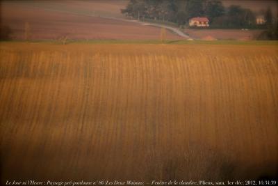 photographie “Le Jour ni l’Heure 6695 : En Lomagne — Paysage pré-posthume n° 86 (“Les Deux Maisons”) — Fenêtre de la chambre, samedi 1er décembre 2012, 16:34:39” par Renaud Camus — www.renaud-camus.net — landscape, Gascony, houses, fermes, farms, champs, fields