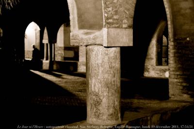 photographie “Le Jour ni l\'Heure 1553 : Voyage en Italie — autoportrait claustral, Bologne, cloître des Bénédictins, San Stefano (Sette Chiese), Émilie-Romagne, Italie, lundi 19 décembre 2011, 17:54:51” par Renaud Camus — www.renaud-camus.net — cloître, chiostro, claustra, cloister, chiostro dei Benedettini, San Vitale e Agricola, nuit, night, notte, selfportrait, autoritratto, selfbildnis, Bologna, Emilia-Romagna, spectre, Un spectre hante l’Europe, Un spectre hante l’Europe : moi