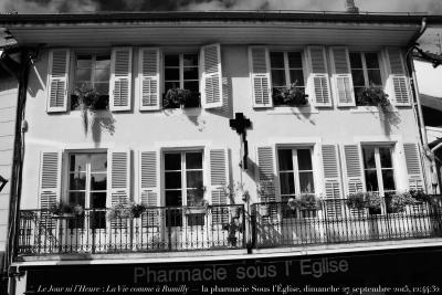 photographie “Le Jour ni l’Heure1235 : La Vie comme à Rumilly (Haute-Savoie) — la pharmacie Sous l’Église, dimanche 27 septembre 2015, 12:4432” par Renaud Camus — www.renaud-camus.net — Rumilly, Albanais, En Albanais, pharmacie, église, Pharmacie sous l’Église, Haute-Savoie, sous l’église, sous l'église, 27 septembre 2015