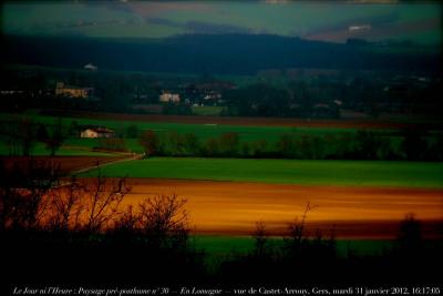 photographie “Le Jour ni l\'Heure 5494 : Paysage pré-posthume n° 30 — En Lomagne — Vue sur Castet-Arrouy, dans la vallée de l\'Auroue, à partir de Plieux, Gers, Gascogne, Midi-Pyrénées, France, mardi 31 janvier 2012, 16:17:05” par Renaud Camus — www.renaud-camus.net — landscape, preposthumous, vallée, vallée de l'Auroue, valley, Gascony, village, paese, église, church
