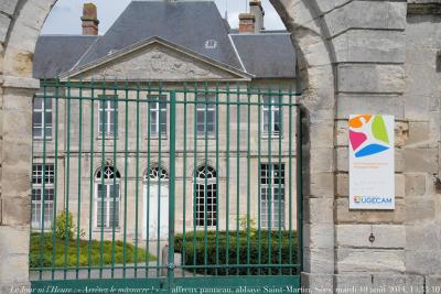 photographie “Le Jour ni l’Heure 9005 : « Arrêtez le massacre ! » — affreux panneau qui gâche complètement (et rend imphotographiable) une superbe abbaye du XVIIIe s. — Saint-Martin, Sées, Orne, mardi 19 août 2014, 13:33:10” par Renaud Camus — www.renaud-camus.net — Sées, Saint-Martin, abbaye Saint-Martin, Arrêtez le massacre !, signalisation, vandalisme, vandalism, panneau, Orne, Basse-Normandie, Normandie, Ugecam