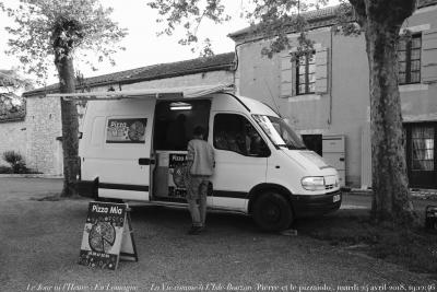 photographie “Le Jour ni l’Heure 2034 : En Lomagne — La Vie comme à l’Isle-Bouzon (Pierre et le pizzaiolo), mardi 24 avril 2018, 19:12:46” par Renaud Camus — www.renaud-camus.net — Pierre, pizza, L’Isle-Bouzon, Lomagne, En Lomagne, camion-pizza, pizzaiolo, 24 avril 2018