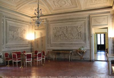 photographie “Le Jour ni l\'Heure 1160 : salon de la maison de famille  d\'Alessandro Manzoni, 1785-1872, à Lecco, Lombardie, Italie, jeudi 11 août 2011, 16:40:52” par Renaud Camus — www.renaud-camus.net — demeures  de l'esprit, maisons d'écrivain, casa di scrittore, salone, I Promessi Sposi, Les Fiancés, littérature, literature, roman, romanzo, Fermo e Lucia