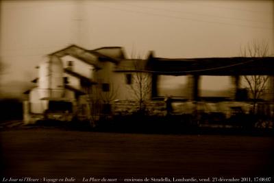 photographie “Le Jour ni l\'Heure 2512 : Voyage en Italie — La Place du mort — autoroute A 1, environs de Stradella, Lombardie, vendredi 23 décembre 2011, 17:08:07” par Renaud Camus — www.renaud-camus.net — paysage, landscape, paesagio, Lombardia, Italia, Pavia