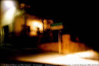 photographie “Le Jour ni l\'Heure 4786 : La Place du mort — En Lomagne — La Vie comme à Beaumont-de-Lomagne, Tarn-&-Garonne, Midi-Pyrénées, France, vendredi 20 janvier 2012, 23:47:17” par Renaud Camus — www.renaud-camus.net — Gascony, nuit, night, Fermat