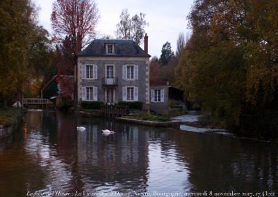photographie “Le Jour ni l’Heure : La Vie comme à Donzy, Nièvre, Bourgogne — maison sur le Nohain, mercredi 8 novembre 2017, 17:43:22” par Renaud Camus — www.renaud-camus.net — Donzy, Nièvre, Bourgogne, Nivernais, Nohain, maison surle Nohain, 8 novembre 2017, rivière, île