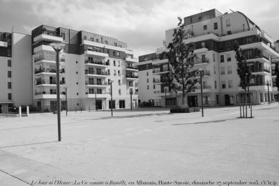 photographie “Le Jour ni l’Heure 1270 : La Vie comme à Rumilly, en Albanais, Haute-Savoie, dimanche 27 septembre 2015, 13:31:41” par Renaud Camus — www.renaud-camus.net — Rumilly, Albanais, Haute-Savoie, immeubles, cité, désert, vide, architecture, 27 septembre 2015