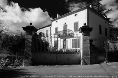 photographie “Le Jour ni l’Heure 2594 : La Vie comme à Vézénobres, Gard, Occitanie, dimanche 22 octobre 2017-14:49:07” par Renaud Camus — www.renaud-camus.net — Vézénobres, La Vie comme à Vézénobres, Vézenobres, Vezenobres, Gard, Occitanie, maison, villa, architecture, département du Gard