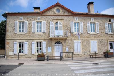 photographie “« Arrêtez le massacre ! » : belle maison Restauration (?) victime de la Grande Pelade, Villecomtal-sur-Arros, Gers, Gascogne, mercredi 31 mai 2023, 12:01:25” par Renaud Camus — www.renaud-camus.net — « Arrêtez le massacre ! », vandalisme, Grande Pelade, La Grande Pelade, enduit, crépi, arrachement des enduits, arrachement des crépis, Villecomtal-sur-Arros, Gers, Gascogne, Arros, façade, Centre Intercommunal d'Action sociale, Astarac-Arros