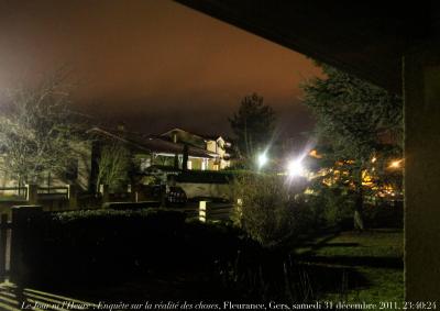 photographie “Le Jour ni l\'Heure 3001 : Enquête sur la réalité des choses, Fleurance, Gers, Gascogne, Midi-Pyrénées, samedi 31 décembre 2011, 23:40:24” par Renaud Camus — www.renaud-camus.net — nuit, night, nocturne, Gaure, ville, Gascony