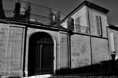photographie “Le Jour ni l’Heure 1052 : En Lomagne — La vie comme à Lectoure, Gers, Gascogne, hôtel Descamps, c. 1770, mardi 20 juillet 2021, 09:08:27” par Renaud Camus — www.renaud-camus.net — Le Jour ni l’Heure 1052, En Lomagne, La vie comme à Lectoure, Gers, Gascogne, hôtel Descamps, c. 1770, mardi 20 juillet 2021, 09:08:27, noir et blanc, hôtel particulier, demeure