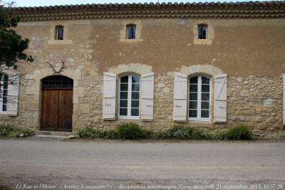 photographie “Le Jour ni l’Heure 1539 : « Arrêtez le massacre ! » — massacre interrompu, très bel enduit partiellement arraché, et puis non — Gers, mercredi 24 septembre 2014, 16:57:28” par Renaud Camus — www.renaud-camus.net — Arrêtez le massacre !, vandalisme, vandalism, La Grande Pelade, enduits, crépis, façade, crépi, enduit, arrachage, arrachement d’enduit