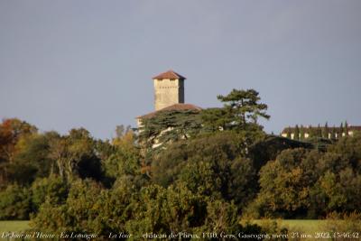 photographie “Le Jour ni l’Heure 0420 : En Lomagne — La Tour — château dePlieux, 1310, Gers, Gascogne, mercredi 23 novembre 2022, 15:46:42” par Renaud Camus — www.renaud-camus.net — Lomagne, En Lomagne, Plieux, tour, château, château de Plieux, Gers, Gascogne