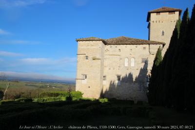 photographie “Le Jour ni l’Heure 3931 : L’Archer — château de Plieux, 1310-1500, Gers, Gascogne, samedi 30 mars 2024, 07:40:23” par Renaud Camus — www.renaud-camus.net — archer, L’Archer, Grand-Clément, François Grand-Clément, Plieux, château de Plieux, jardon, Lomagne, En Lomagne, Gers, Gascogne