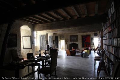 photographie “Le Jour ni l’Heure 4384 : Adonaï, Pétrés, Les Onze, Bashô — Intérieur à Plieux, — salle des Pierres, samedi 17 mai 2025, 08:19:52” par Renaud Camus — www.renaud-camus.net — Adonaï, Pétrés, Les Onze, Bash,  Intérieur à Plieux, salle des Pierres
