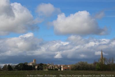 photographie “Le Jour ni l’Heure 3698 : En Lomagne — Plieux, Gers, Gascogne, dimanche 24 mars 2024, 14:51:41” par Renaud Camus — www.renaud-camus.net — Plieux, village, château, église, village de Plieux, Lomagne, En Lomagne, Gers, Gascogne, ciel, ciels, 14:51:41